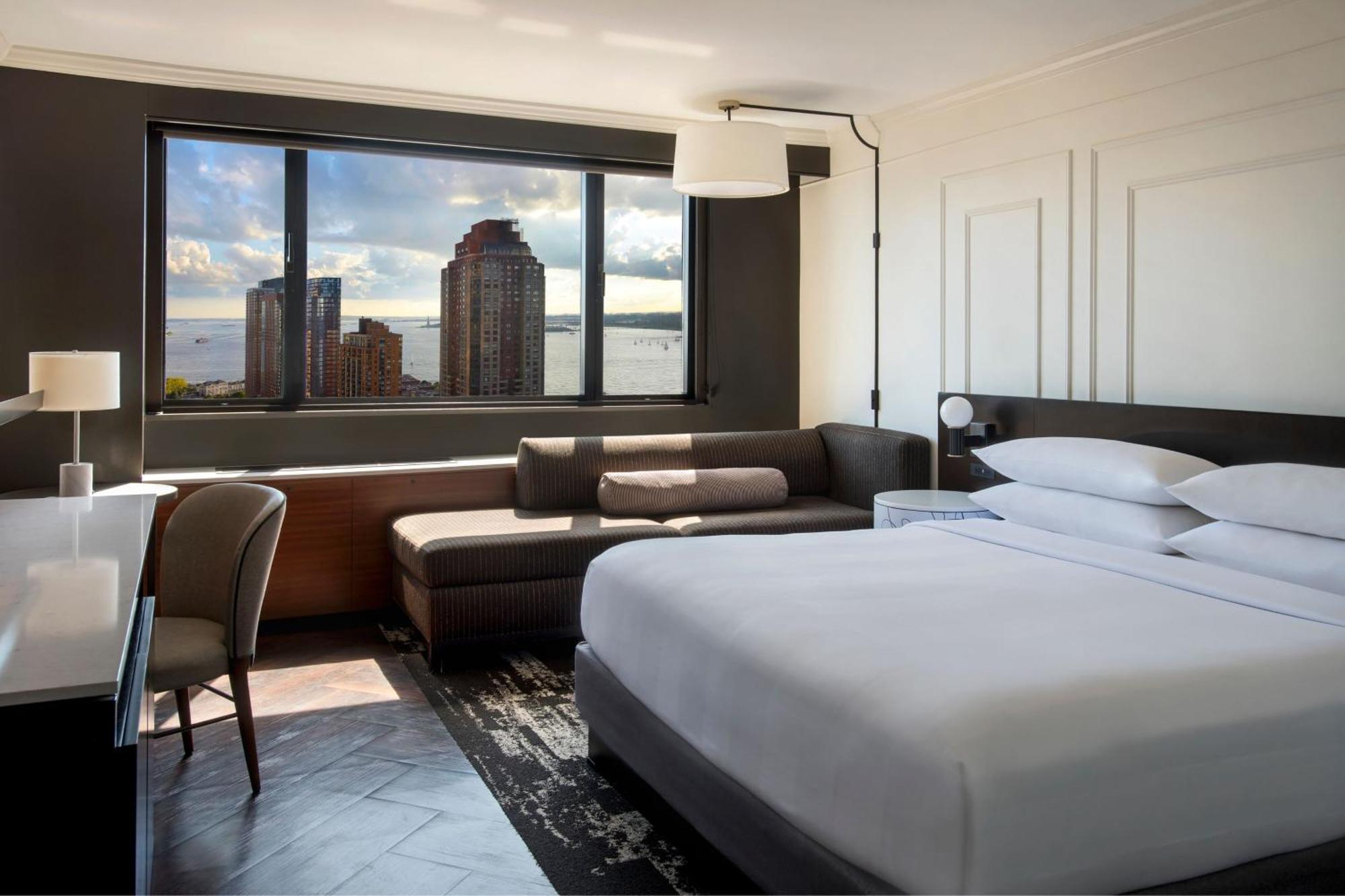 Chambre Lit King-Size Deluxe - Adaptée aux Personnes Malentendantes - Vue sur Port