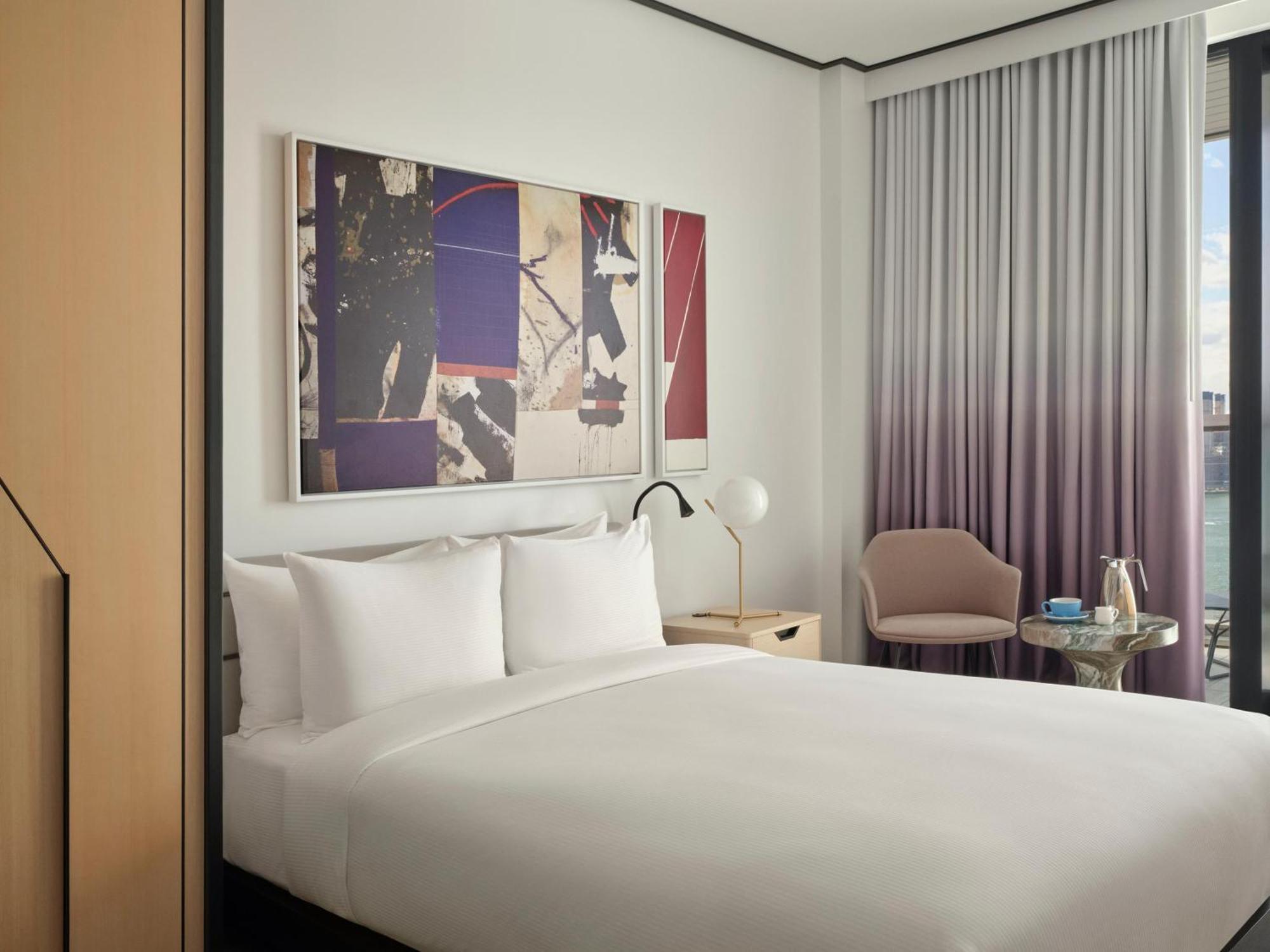 Standaard Kamer met Queensize Bed en Balkon - Geschikt voor Gasten met een Lichamelijke Beperking