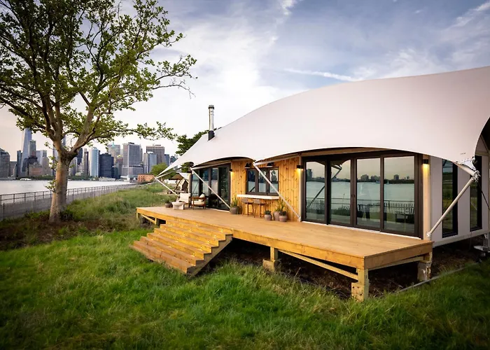 Hotel near College: Collective Retreats Governors Island
