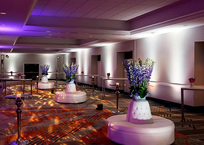 Hotel with pool: New York Marriott At The Brooklyn Bridge