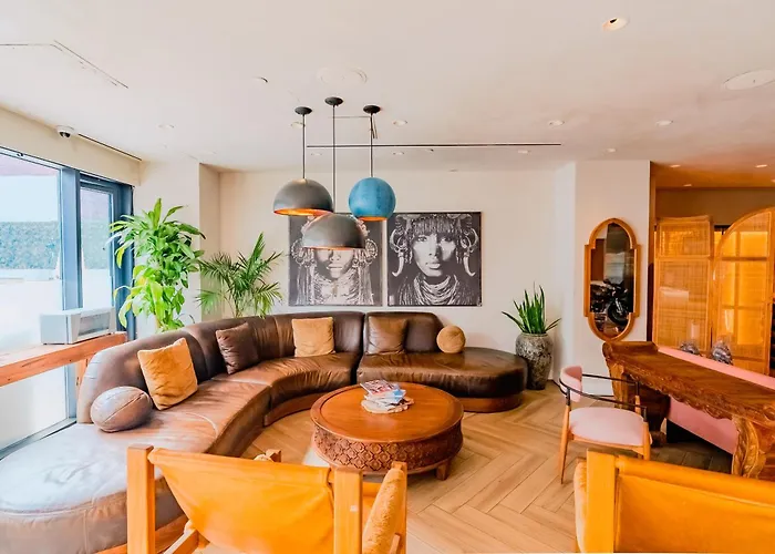 Hotel with pool: Coda Williamsburg